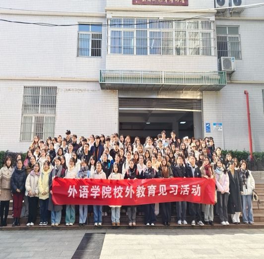 建筑前的广场上有许多人描述已自动生成