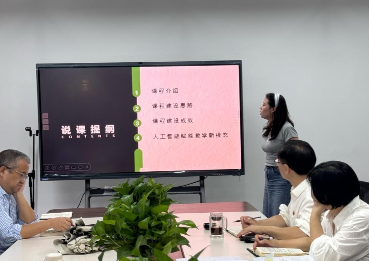 图片包含 室内, 人, 桌子, 男人描述已自动生成 图片包含 室内, 人, 桌子, 男人描述已自动生成