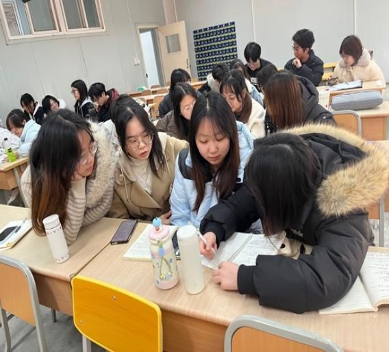 一群人坐在桌子前描述已自动生成