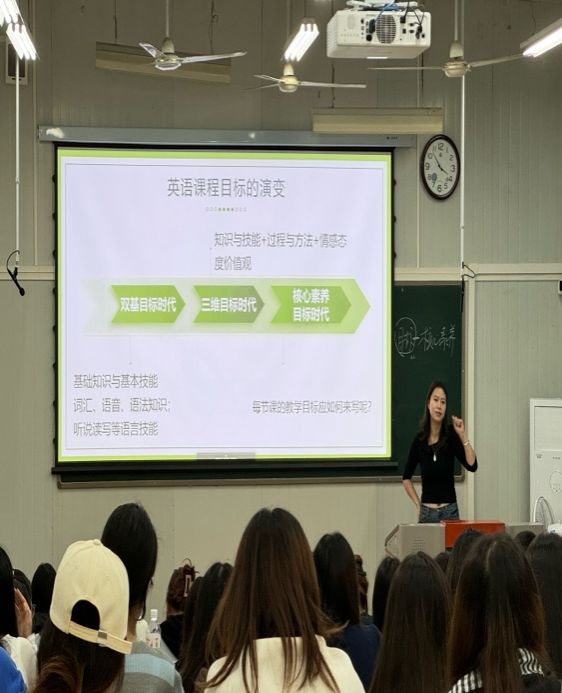 一群人正在听演讲描述已自动生成